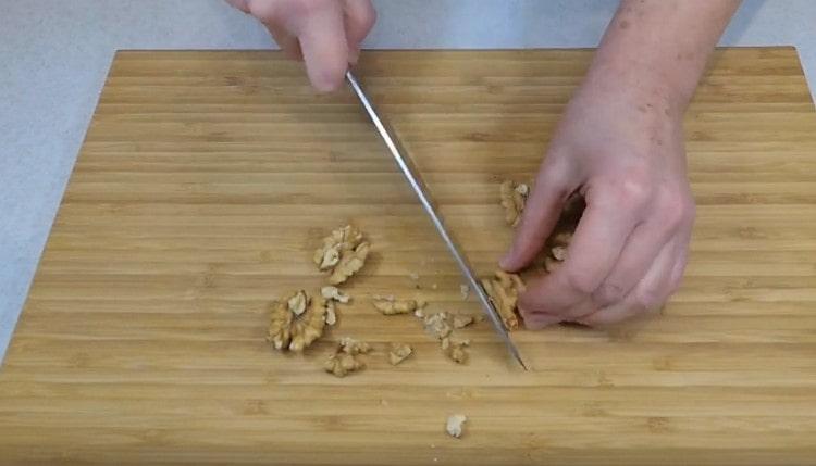 Mleté vlašské ořechy.