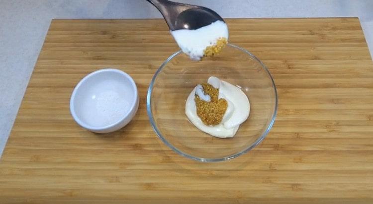 Omáčku připravujeme na základě majonézy, dijonské hořčice a soli.