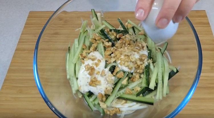 Přidejte polovinu omáčky a vlašských ořechů.