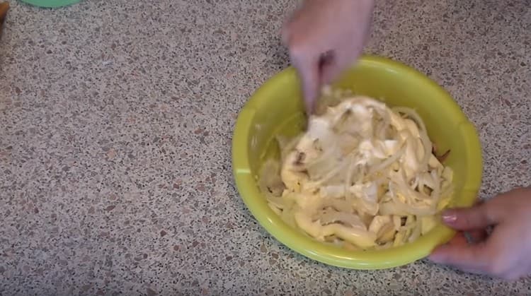 Îmbrăcați vasul cu maioneză.