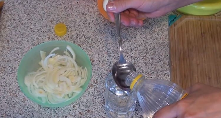 Plantăm oțet într-un pahar cu apă.