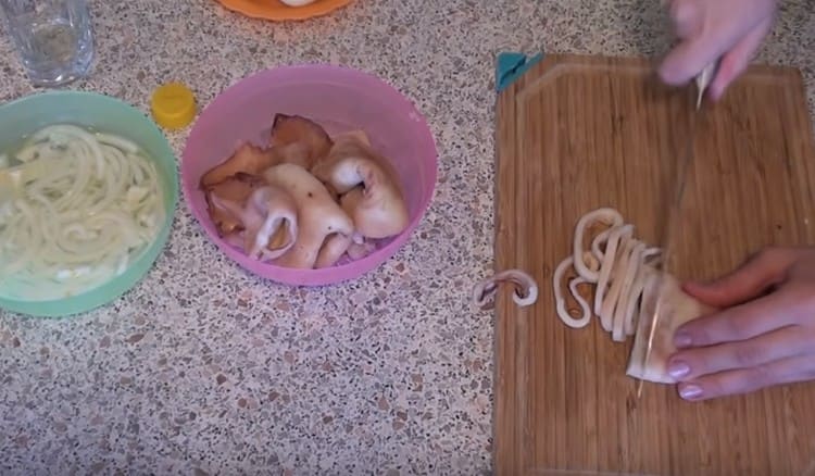 Tăiați calmarul în fâșii sau inele.