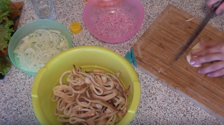 Tăiați calmarul într-un bol încăpător.