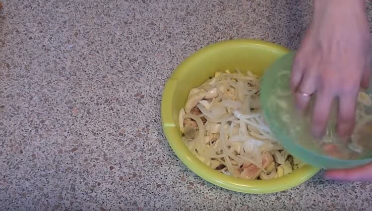 De asemenea, schimbăm ceapa în salată.