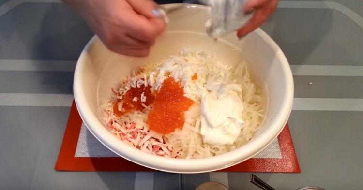 Облечете салата с майонеза.