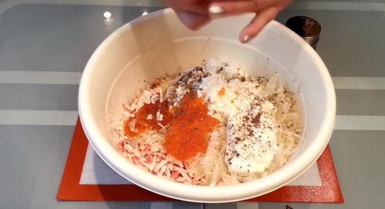 Добавете сол и черен пипер на вкус.