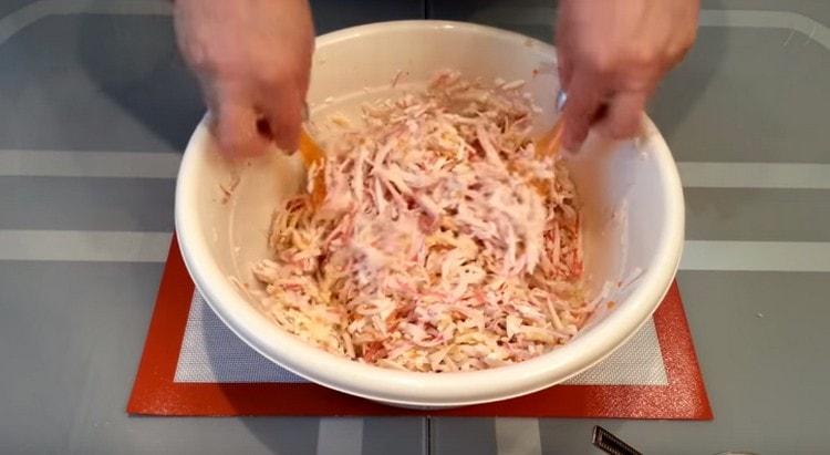 Разбъркайте добре салатата.