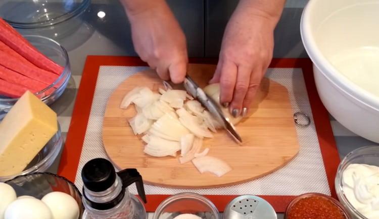 Нарежете лука.