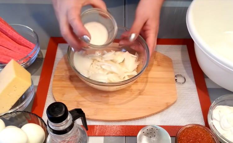 Добавете захар и сол към лука.