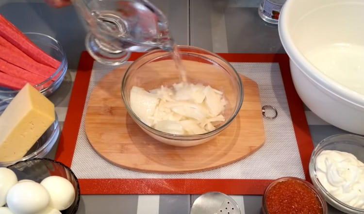 Добавете вода към лука, за да го покриете напълно с течност.