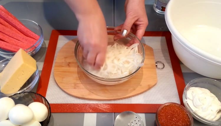 Разбъркайте лука и оставете за няколко минути.