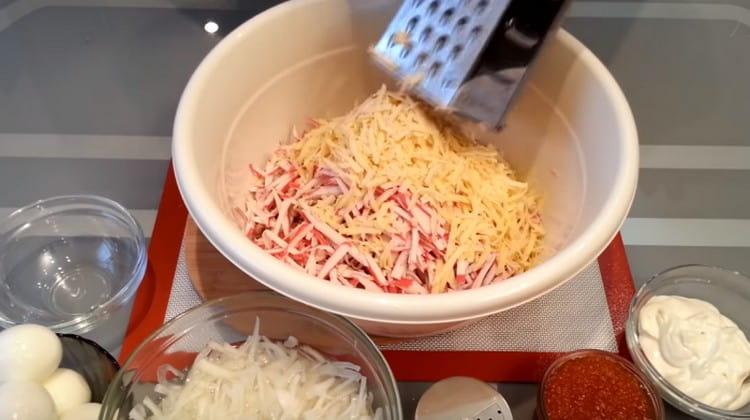 Разтрийте сиренето на пистата.