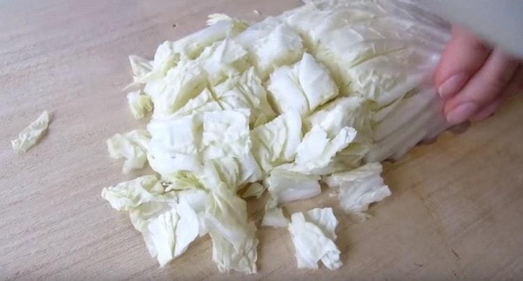 накълцайте пекинското зеле.