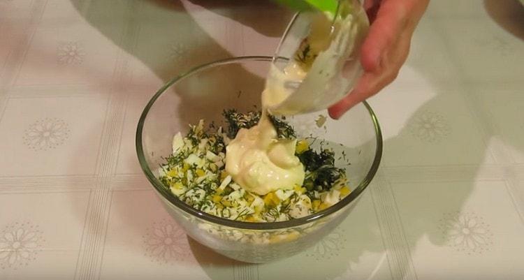 Bihisan ang salad na may bawang mayonesa.