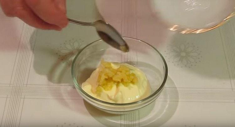 ihalo ang mayonesa sa tinadtad na bawang.