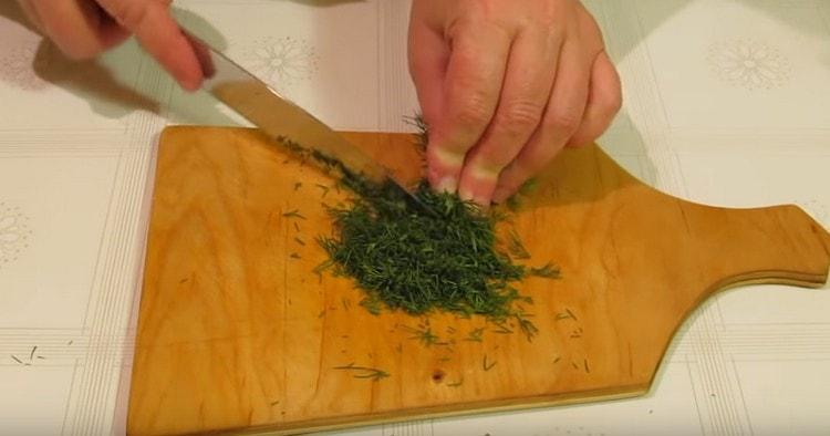 Gumiling mga sariwang halamang gamot.