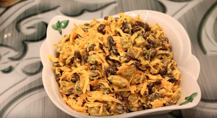 Такава салата с киришки и боб се оказва вкусна и също така сърдечна.