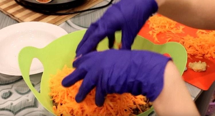 Настържете морковите и добавете към останалите съставки.