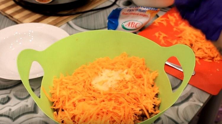 Добавете нарязан чесън към салатата.