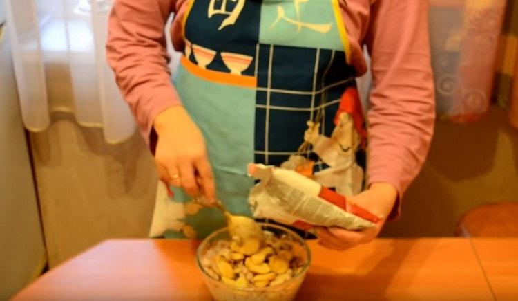 Mischen Sie die Zutaten und fügen Sie die Cracker hinzu.