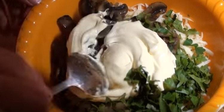 Dress salad with mayonnaise.