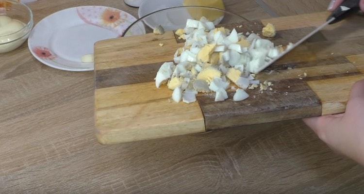 Přidejte nakrájená vejce.