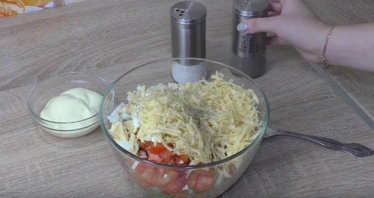 Sůl a pepř misky trochu.