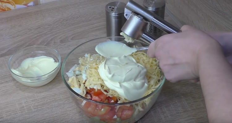 Přidejte majonézu a česnek.