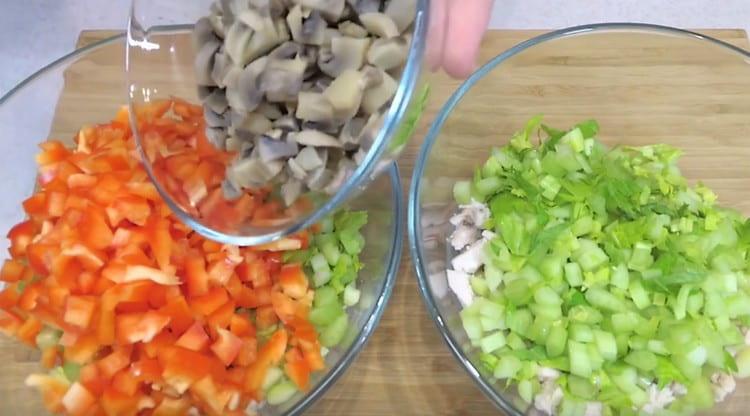 Tilsæt svampe og paprika i en skål.