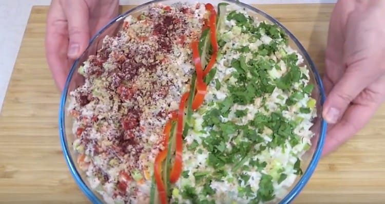 Her har vi en sådan original salat med kylling og selleri.