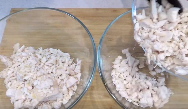 Vi fordeler hønsefileten i to skåle.