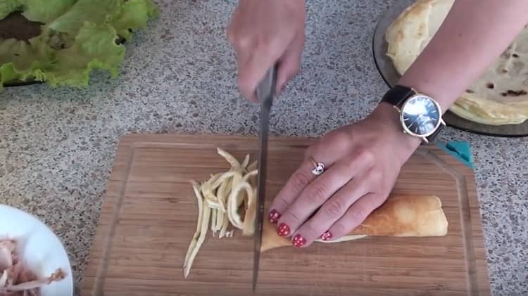 Vi skærer også omeletpandekager med tynde strimler.