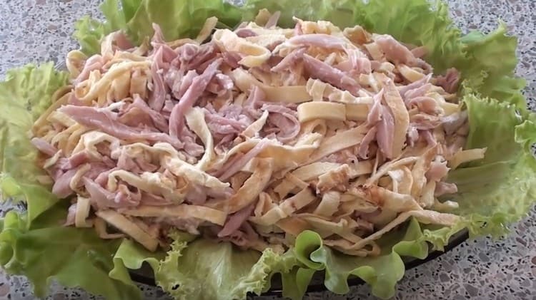 Krydret salat med omelet er klar.