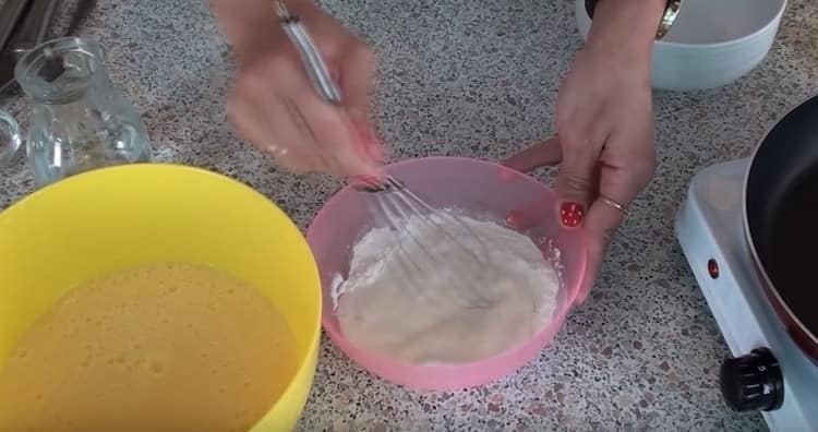 Bland stivelsen separat med vand.