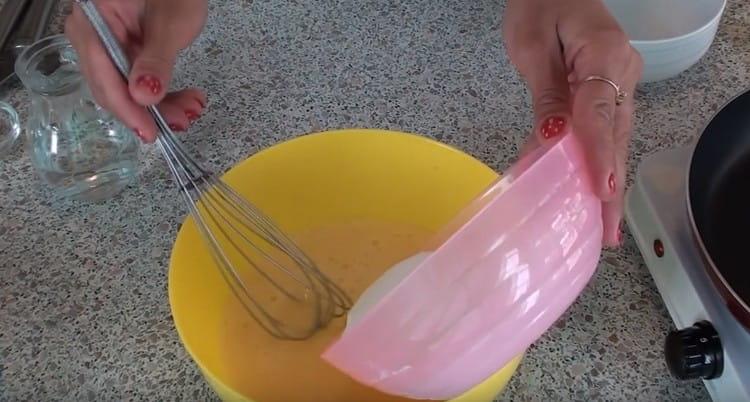 Tilsæt stivelse med vand til æggemassen.