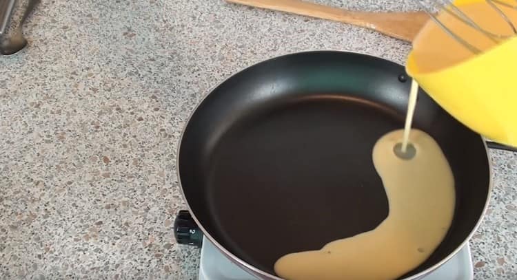 hæld dejen i portioner i en varm gryde og form tynde pandekager.