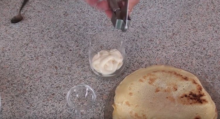 Slib hvidløg, bland den med mayonnaise.