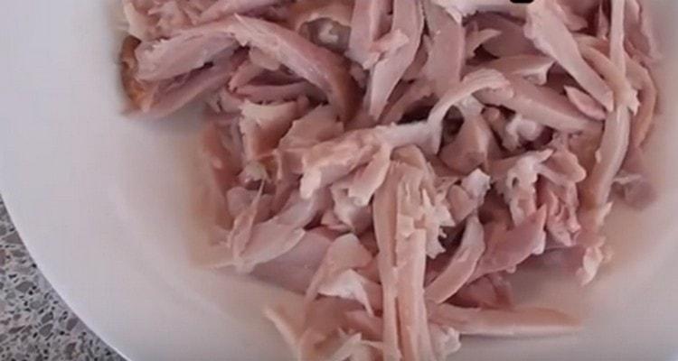 Hak den røget kylling tyndt.