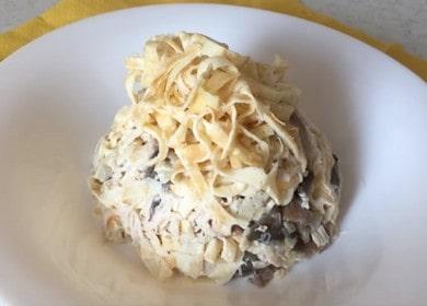 Pregătim o salată delicioasă cu omleta și pui conform unei rețete pas cu pas cu o fotografie.