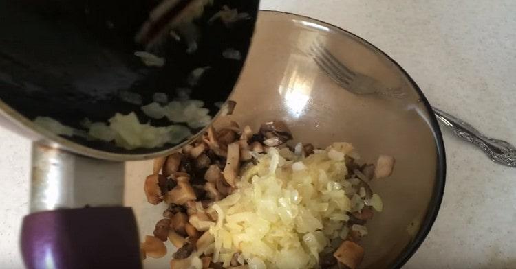 Trecem ceapa prăjită la ciuperci.
