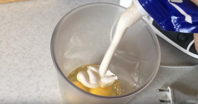 Separat, luăm trei ouă, amestecăm cu maioneza.