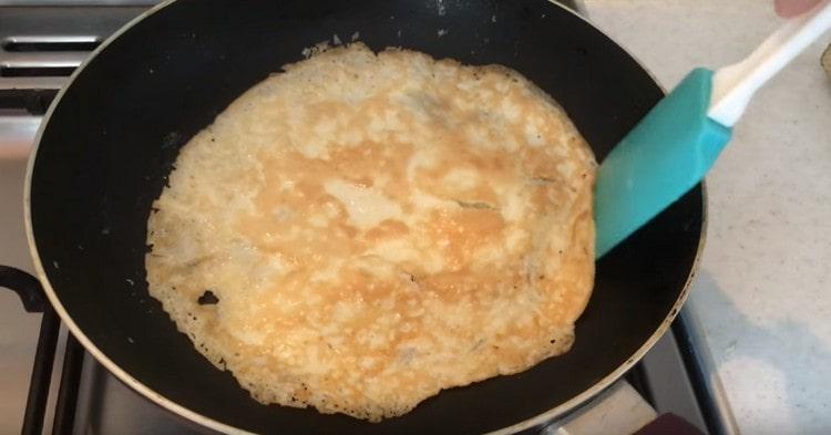 Prăjiți clătitele pe ambele părți.