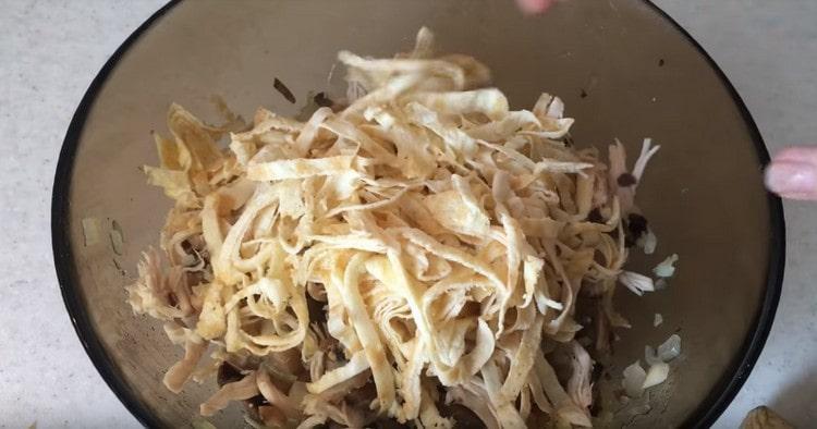 Adăugați clătitele cu omletă la ingredientele tocate.