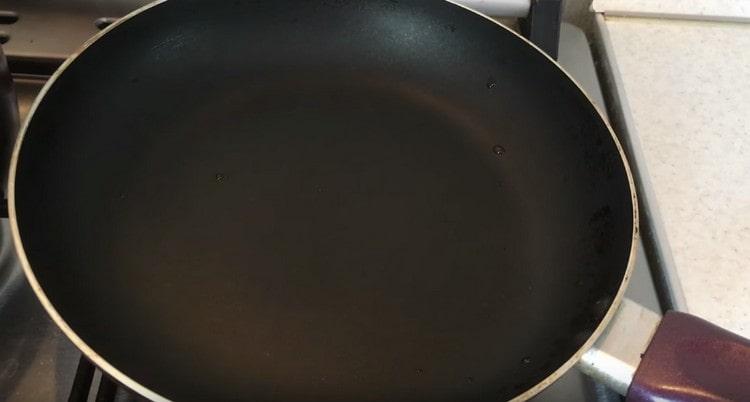 Încălziți tigaia.