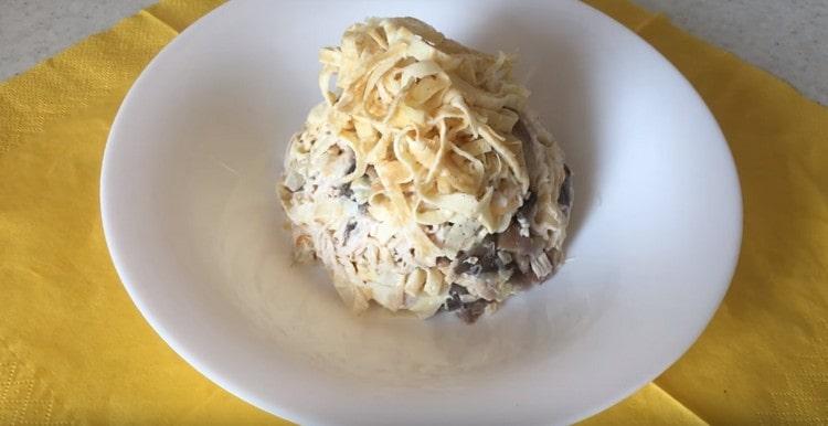 Aici avem o salată atât de delicioasă cu omletă și pui.