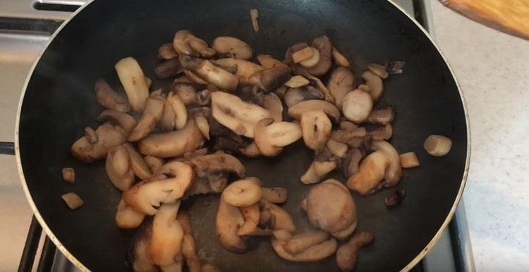 Când prăjiți, adăugați ulei vegetal și sare după gust.