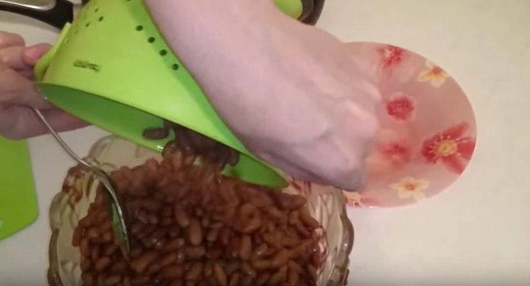 Комбинираме всички готови съставки в една купа за салата.