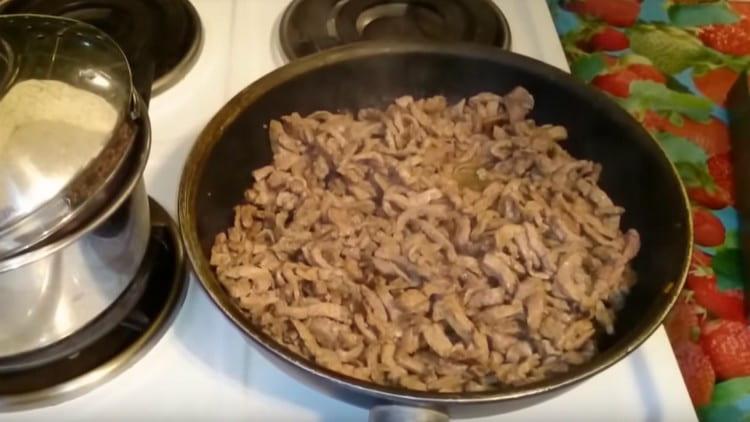 Сол черен дроб, черен пипер на вкус.