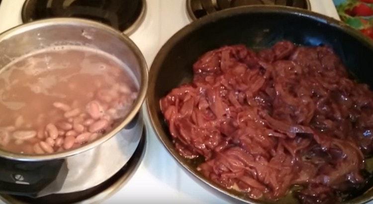 Разстиламе черния дроб и запържваме в растително масло.