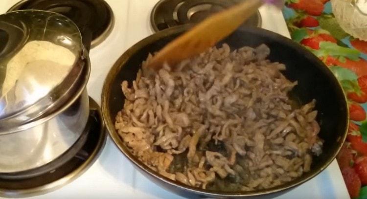 Разбъркайте черния дроб и го оставете леко да се охлади.